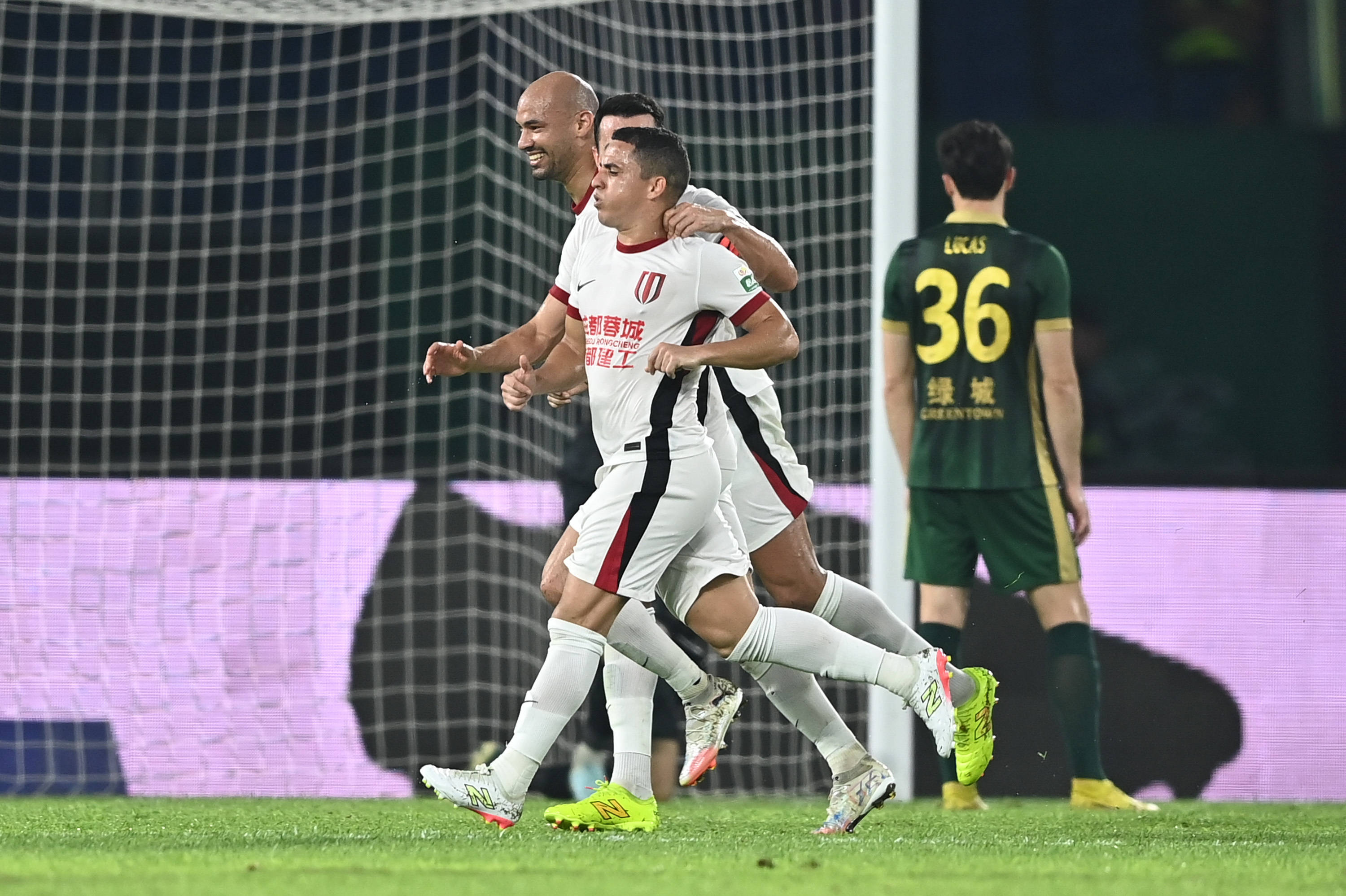 体育平台-包含风云突变AC米兰转会期绝杀压哨，葡超版图或变，赛场秩序良好，控场能力受关注的词条