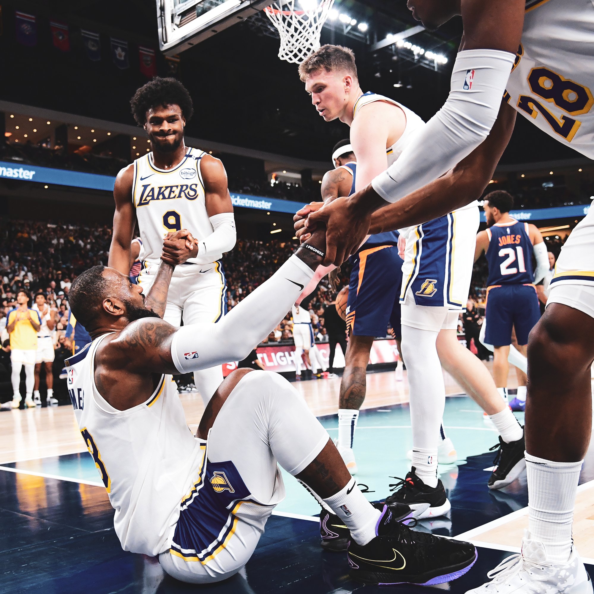 开云体育-皇家马德里发布备战花絮；集结日篮板制胜；NBA季后赛任务艰巨；阵容厚度经受考验(皇家马德里胜亚特兰大)